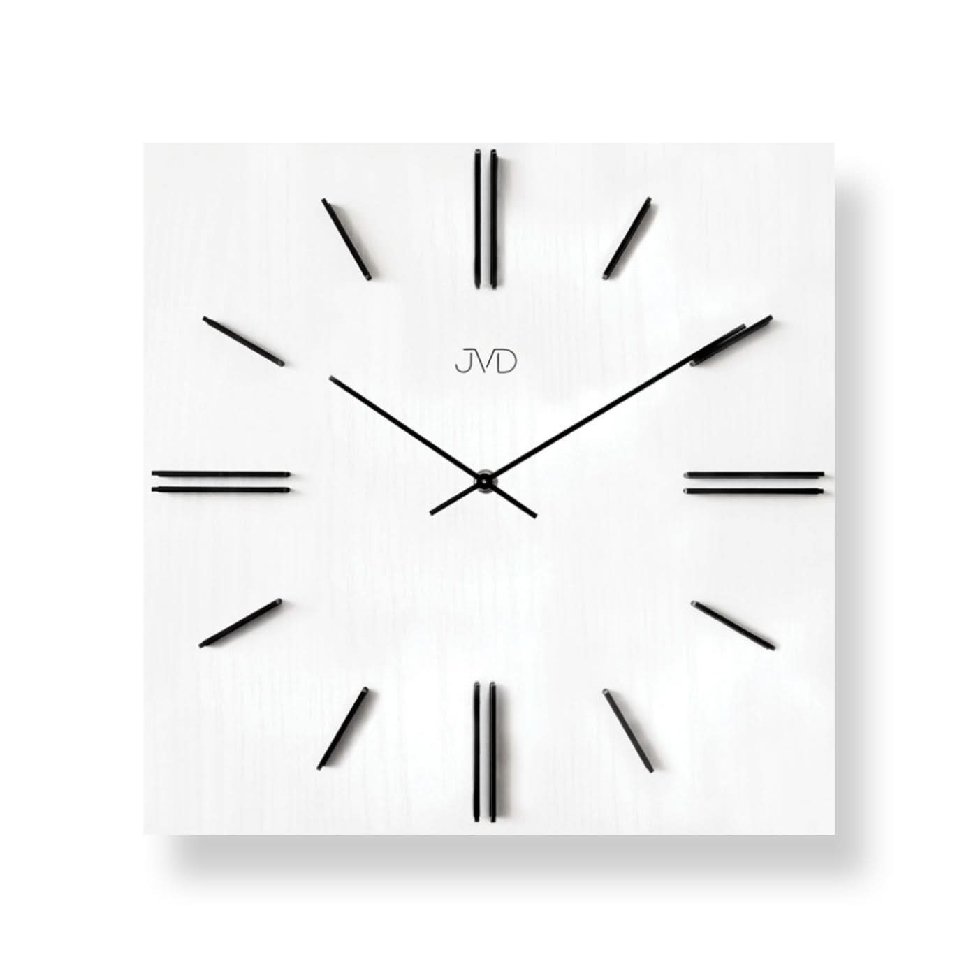 Reloj de pared con esfera cuadrada blanca, marcadores de hora y manecillas negras.