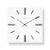 Reloj de pared con esfera cuadrada blanca, marcadores de hora y manecillas negras.