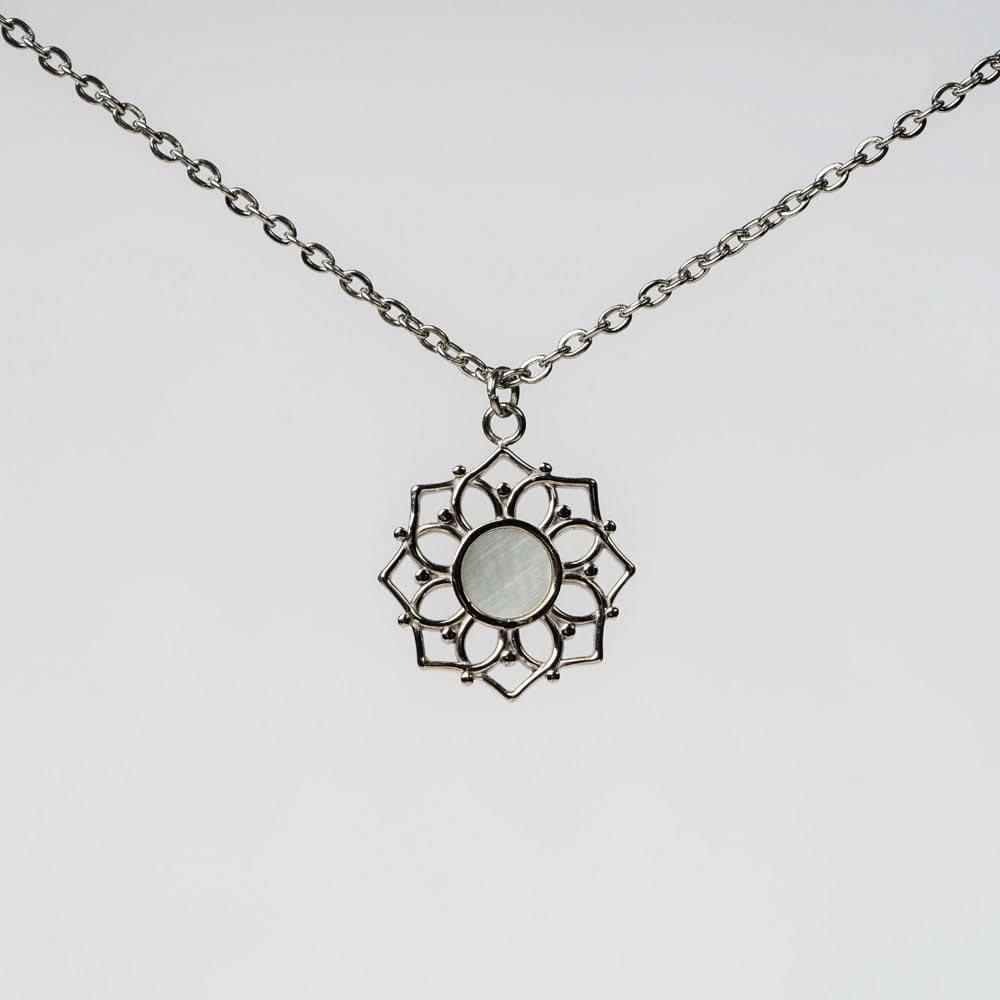 Collar con colgante redondo de nácar con diseño de sol, metal plateado