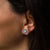 Pendientes: inserto redondo de corte claro con montura ornamental oscura
