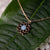 Collar con colgante redondo de nácar azul, marco metálico en forma de flor