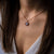 Collar en el escote con colgante redondo de nácar azul, cadena delicada
