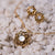 Collar dorado con piedra redonda de nácar en un marco de flor de estrella