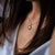 Collar dorado en el cuello con piedra redonda de nácar en colgante floral