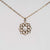 Collar dorado con colgante de nácar en círculo floral, cadena de eslabones finos