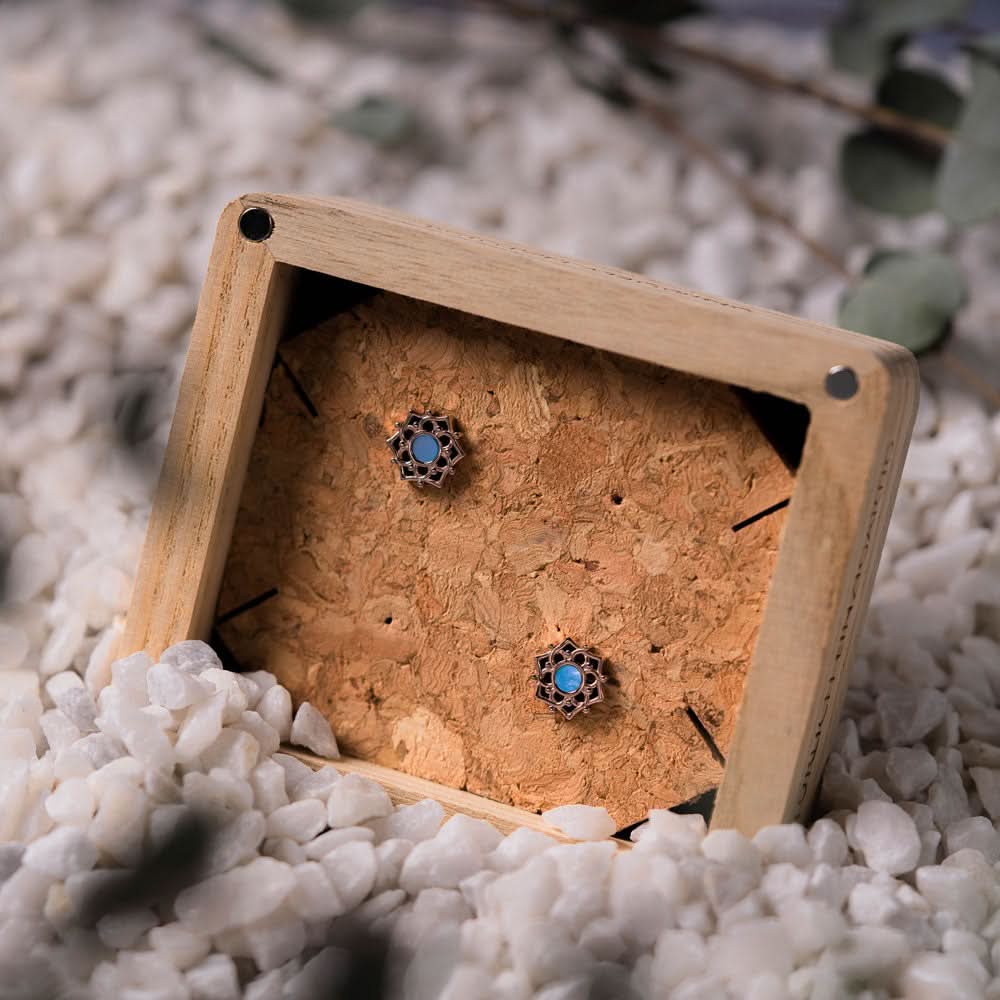 Pendientes de núcleo de madera con nácar azul, montura de joyería ornamentada