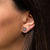 Pendientes Holzkern con nácar azul, llevados en la oreja
