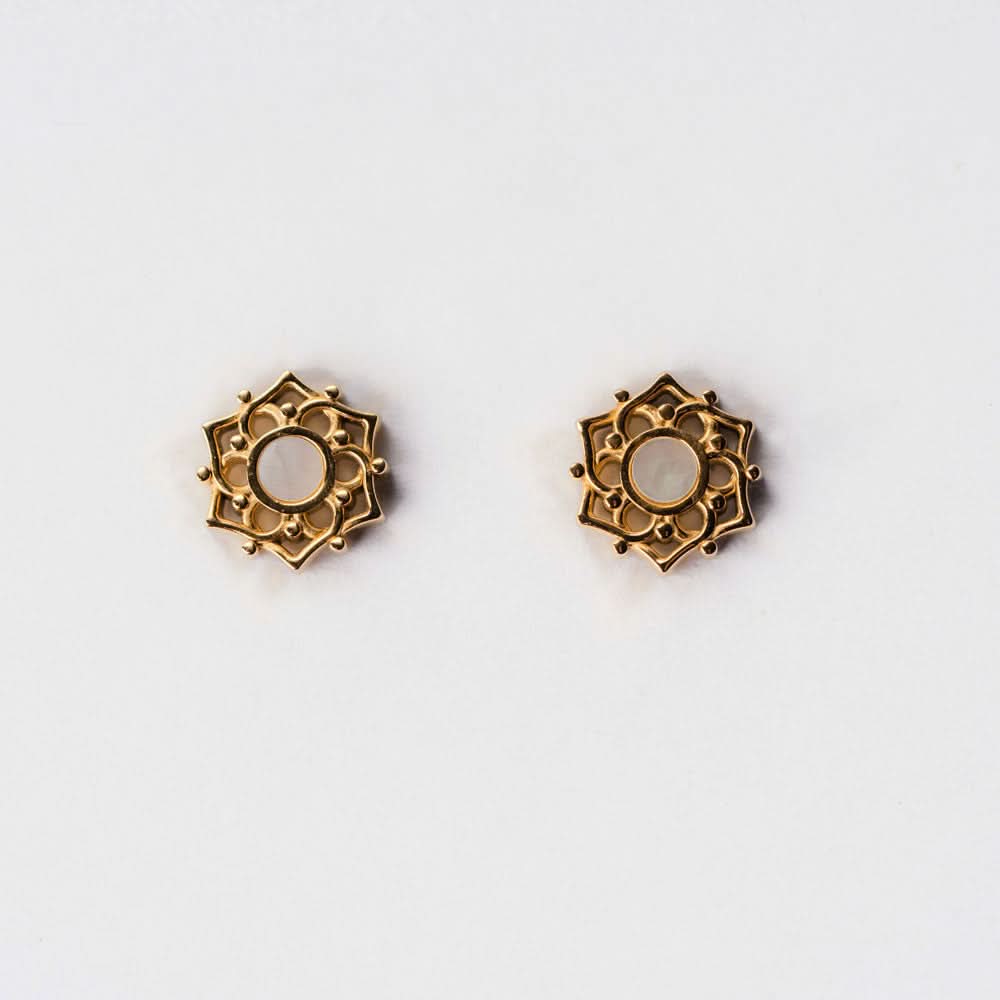 Pendientes Holzkern, pendientes dorados con incrustación redonda de nácar claro, borde floral