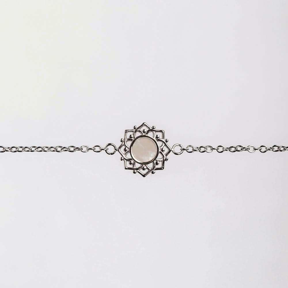 Pulsera con cadena de eslabones plateados y colgante redondo de nácar en marco ornamental