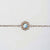 Pulsera en tono cobre con colgante redondo de nácar azul en un marco de filigrana
