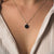 Collar con cadena plateada y pequeño colgante hexagonal negro