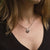 Collar en el cuello con colgante redondo de madera y fina cadena plateada