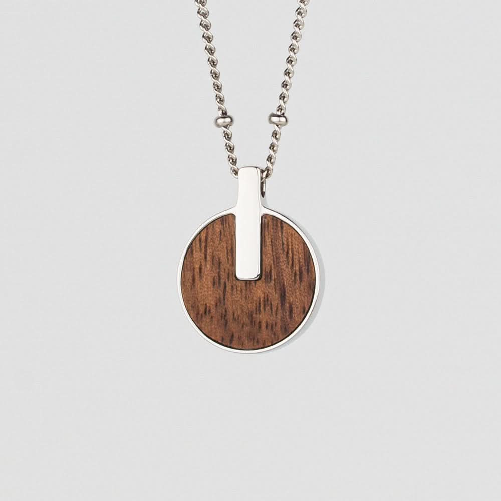 "Collar con cadena plateada y colgante redondo de madera con detalle de gota"