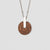 "Collar con cadena plateada y colgante redondo de madera con detalle de gota"
