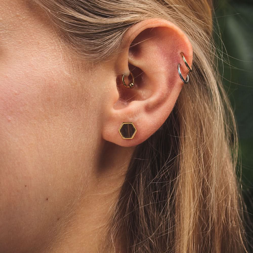 Pendientes de madera hexagonales con montura de metal, para llevar en la oreja