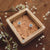 Pendientes hexagonales en expositor de madera con inserto de corcho