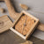Pulsera con colgante redondo de madera, en caja de madera