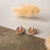 Pendientes redondos de madera con montura plateada y disco de madera, par sobre tela