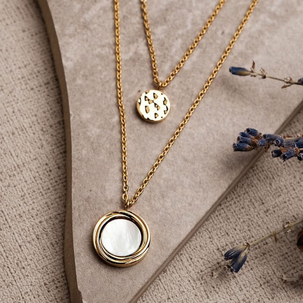 Collar dorado en capas con colgante de círculo de nácar y pequeño motivo de círculo, dos cadenas