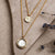 Collar dorado en capas con colgante de círculo de nácar y pequeño motivo de círculo, dos cadenas