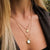 Collar de cadena dorada en capas con colgante de círculo de nácar y pequeño motivo de círculo
