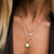 Collar de cadena dorada en capas con colgante de círculo de nácar y pequeño motivo de círculo