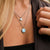 Collar de capas de plata con dos colgantes redondos: charm moteado y perla de nácar