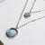 Collar de plata con colgante redondo de nácar y charm de pequeño diseño