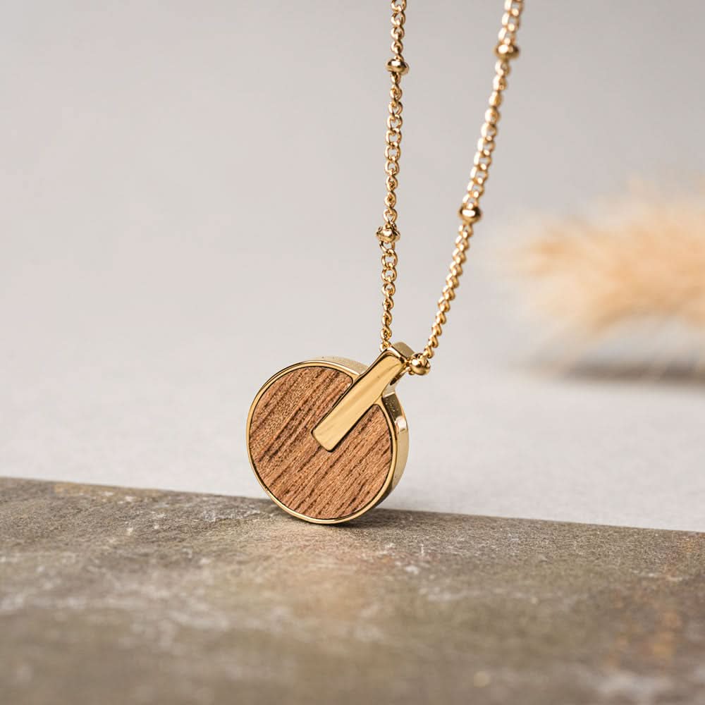 Collar con cadena dorada y colgante redondo de madera, con escote pequeño
