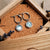 Pendientes de aro con colgante redondo y piedra azul, plateados