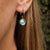 Pendientes de aro plateados con colgante redondo y piedra azul