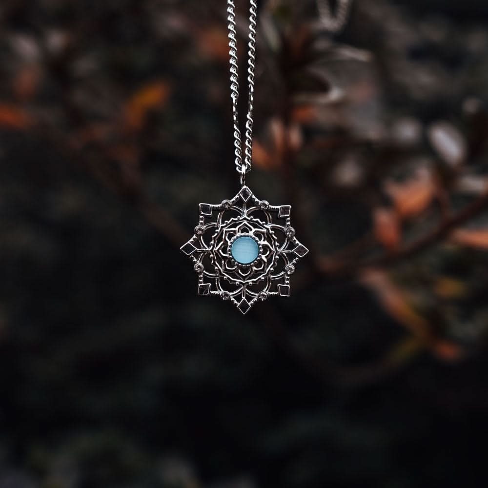 Collar plateado con colgante de copo de nieve y piedra central azul