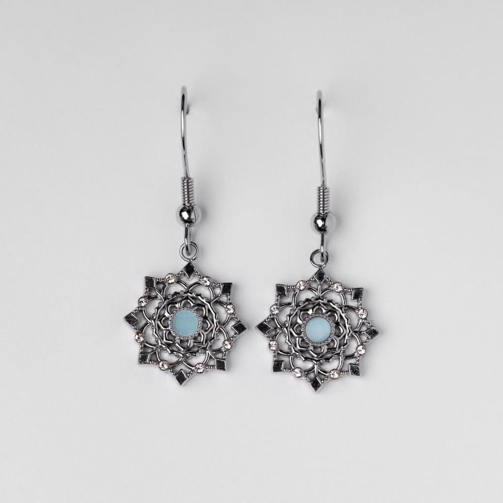 Pendientes plateados con delicado copo de nieve y gema azul