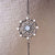 Colgante para pulsera con superficie redonda de brillo azul, adornado con elementos de filigrana