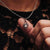 Colgante plateado en cordón de collar: marco cuadrado con piedra clara