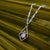Collar plateado con colgante cuadrado e incrustación de piedra clara