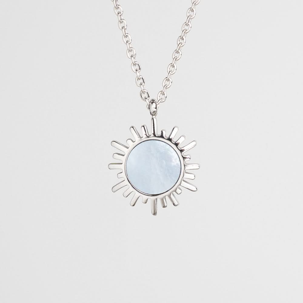 Collar de plata con colgante de sol y relieve de rayos