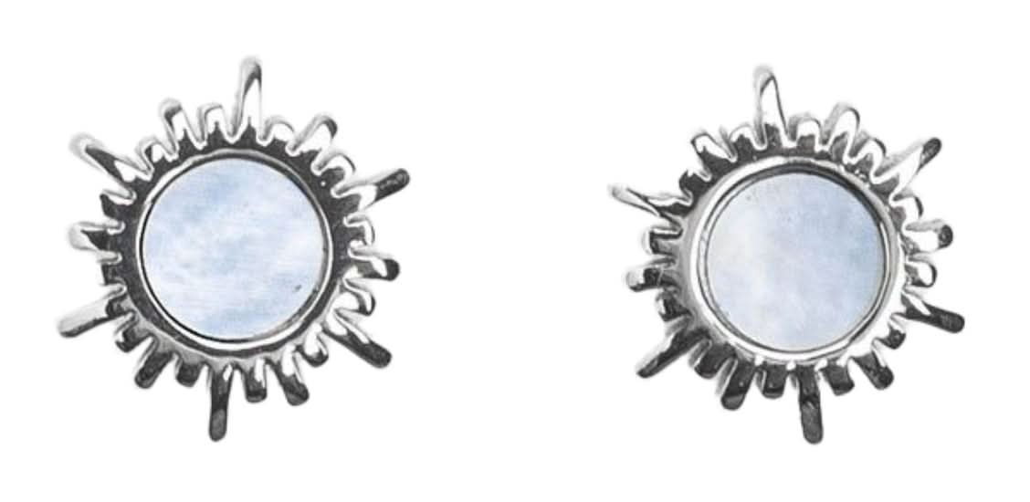 Pendientes de botón en forma de sol con centro de nácar azul y montura de plata, en par