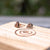 Pendientes triangulares de madera sobre tabla de madera, vista de cerca