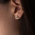 Pendientes de madera triangulares en la oreja, vista detallada