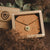 Collar dorado con colgante redondo y piedra verde en caja de regalo