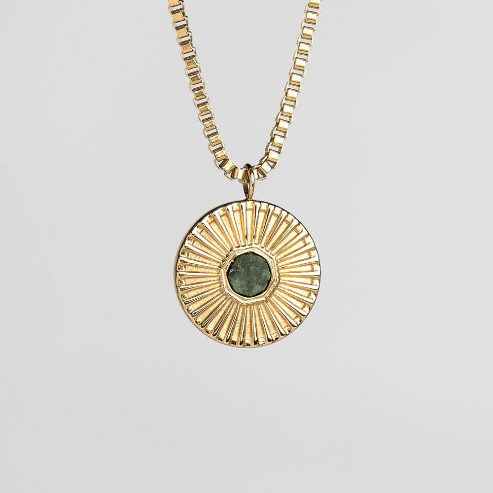 Collar dorado con colgante redondo y piedra verde