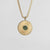 Collar dorado con colgante redondo y piedra verde