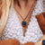 Collar dorado con colgante ovalado azul sobre cadena fina