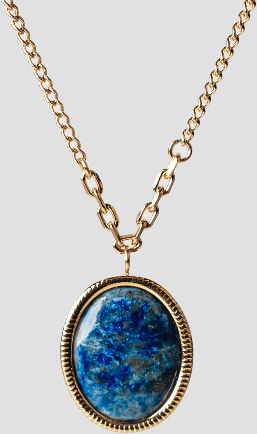 Collar dorado con colgante ovalado y aspecto de piedra azul en el eslabón