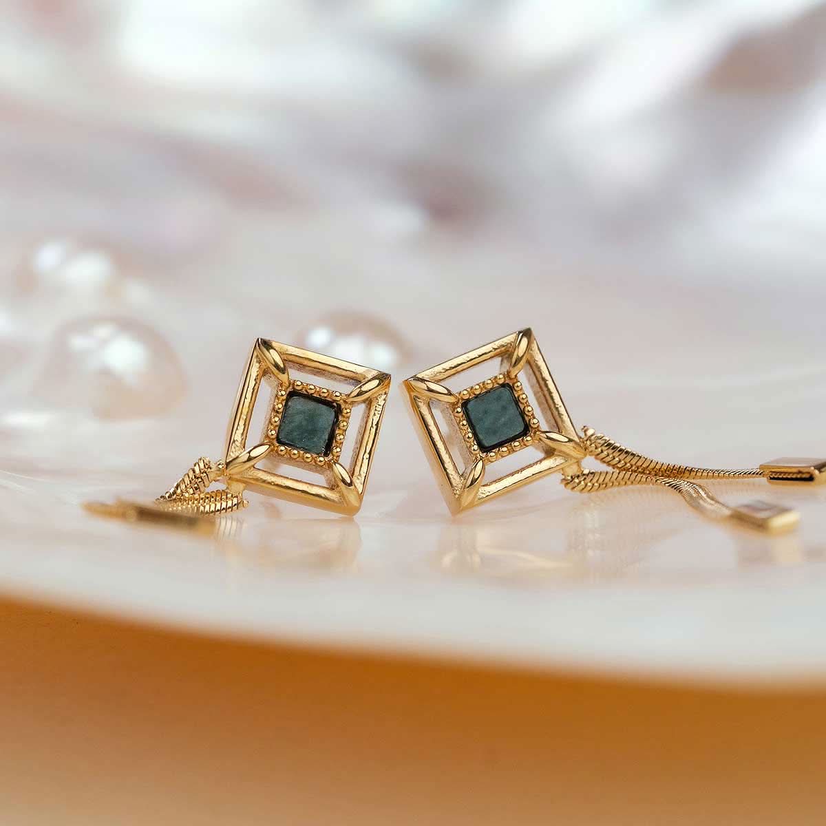 Pendientes dorados con montura cuadrada y colgantes de cadena, piedra oscura