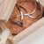 Collar de serpiente dorado con colgante cuadrado y piedra turquesa, vista de detalle