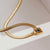 Collar de serpiente dorado con colgante cuadrado y piedra turquesa, lateral