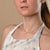 Collar de perlas con pequeñas perlas blancas y cadena dorada al cuello