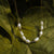 Collar de perlas doradas con perlas blancas y cadena de eslabones dorados